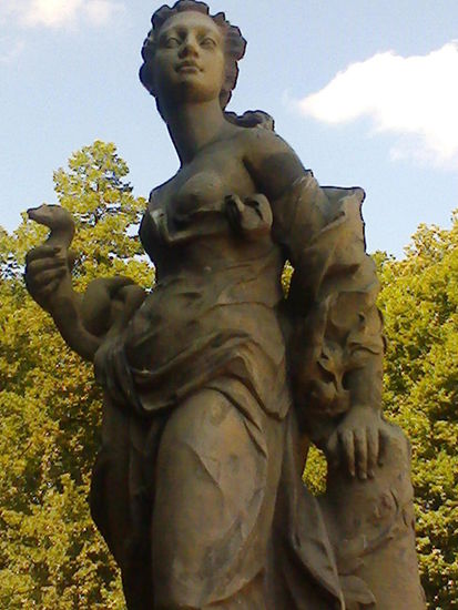 Die "Göttin der Musik," eine der wenigen warschauer Statuen ohne Kriegsbezug.