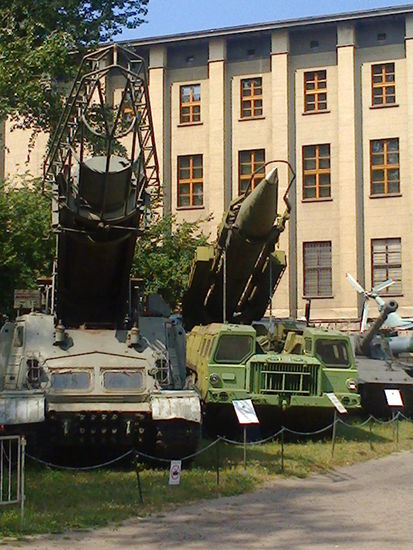 Abschußrampen SCUD A und B (NATO-Bezeichnung für die sowjetische  ballistische Boden-Boden-Rakete R-11 und später R-17), bekannt aus US-amerikanischer Golfkriegspropaganda.