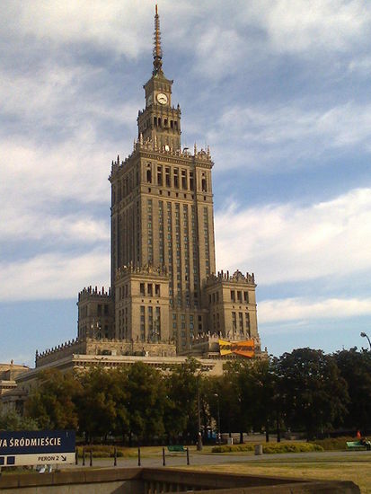 Das Hochhaus besitzt im 30. Stock in 114 Metern Höhe eine Aussichtsplattform (16 Zl. Eintritt) und eine Cafeteria. Der westliche Kulturimperialismus im ursprünglich nach dem Spender benannten "Josef-Stalin-Kultur-und-Wissenschaftspalast"  geht inzwischen so weit, daß dort Produkte erzkapitalistischen Coca-Cola-Konzerns ausgeschenkt werden. Ich glaube der "Vater der Völker" würde in seinem Grab rotieren wenn er das wüßte. 
[Dazu mal wieder Billy Wilders geniale Kommödie [verweis=http://www.youtube.com/watch?v=Fnm5LpdK7Ro]Eins, Zwei, Drei[/verweis] ansehen.]