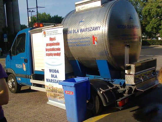 Service der städtischen Wasserwerke für hitzegeplagte Bürger: Trinkwasser-LKW an mehreren Stellen der Innenstadt.
