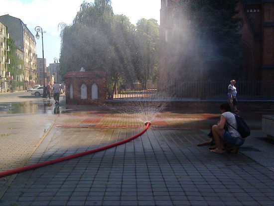 Auch derartige improvisierte Springbrunnen zur Abkühlung gab es an mehrern Plätzen ohne daß irgendwelche Umweltaktivisten ob der Verschwendung stöhnen.