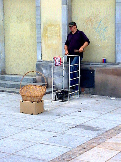 Dieser "Drummer" bearbeitete sein Regal richtig gut und melodisch.