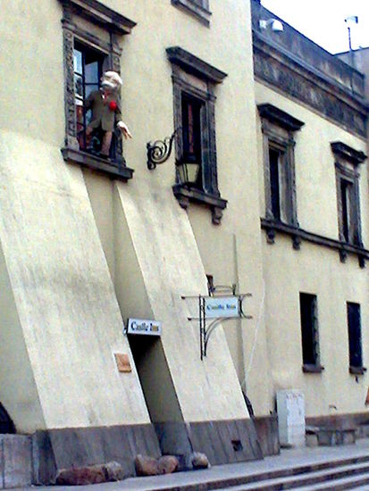 Diese Werbung an der Hotelfassade will uns vermutlich sagen: "Hier sind die Zimmer so mies, daß sich unsere Gäste aus dem Fenster stürzen."