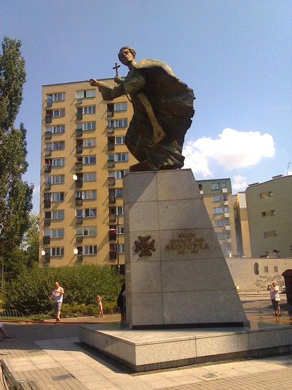 Das Kriegerdenkmal vor der Kathedrale ausnahmweise ohne Schwert.