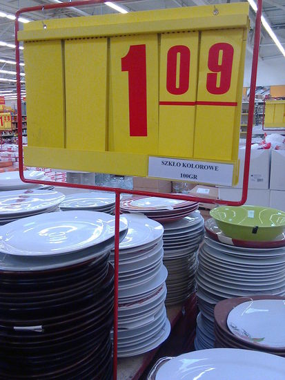 Geschirr, verkauft in einem warschauer Kaufhaus pro 100 Gramm!