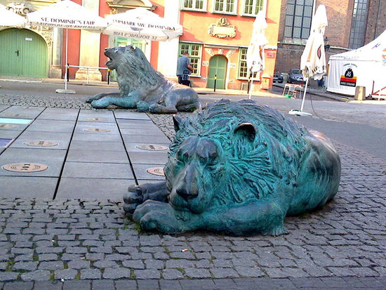 Selbst den Bronzelöwen am Brunnen scheint es zu heiß gewesen zu sein.
