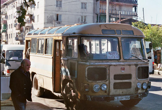 Wer ist älter -- der Bus (marshrutka) oder sein Fahrer (li.). Zugegebenermaßen sind solche ollen Dinger die Ausnahme. Zahlreiche der Fahrzeuge sind, wie man an der Beschriftung erkennt, ehemalige deutsche Handwerkerfahrzeuge, in die man 10-15 Sitze eingebaut hat.