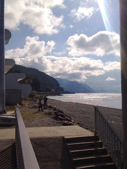 Blick zurück nach Asien: Vorbei am supermodernen georgischen Grenzabfertigungsgebäude blickt man auf eine auf türkischer Seite befindliche Moschee. Im Rücken auf georgischer Seite gleich eine kleine Kirche. (Der Grenzposten ist auf der englischen wikivoyage nett beschrieben.)