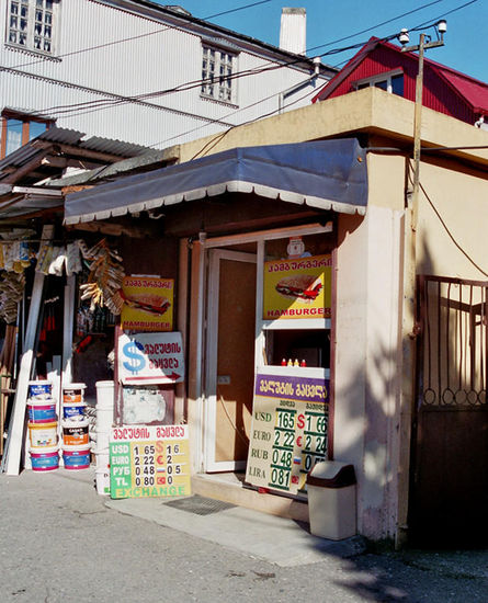 Hamburger-Wechsel-Stube 
Praktisch jedes zweite Geschäft scheint in Georgien gebührenfreien Geldwechsel zu fairen Kursen anzubieten.