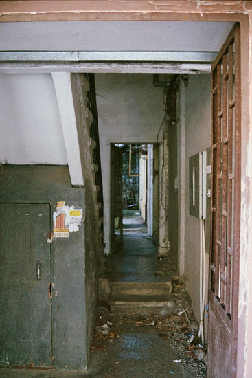 Abseits der Vorzeige-Altstadt -- auch dort sind oft nur die Fassaden saniert -- sieht es teilweise schlimm aus. Dies ist einer der gepflegteren Hauseingänge.
Elektro- bzw. Gasinstallationen sind teilweise zum fürchten.