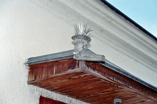 Auffallend in Westgeorgien sind derartige Wasserspeier/Dachrinnenverzierungen.