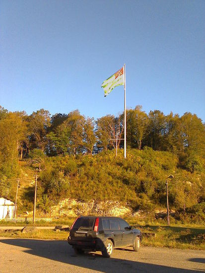 Begrüßung in der "unabhängigen Republik" Abchasien -- am Grenzübergang wird nur diese Riesenfahne geboten.