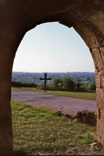 Blick über die Stadt durch ein Nebengebäude der am Hügel gelegenen Bregata-Kathedrale.