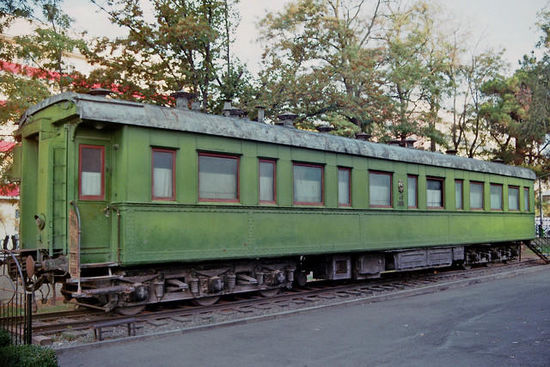 Neben den Museum steht seit 1984 der private Eisenbahnwagen des Großen Mannes, den der geniale Feldherr während des "großen vaterländischen Krieges" nutzte.