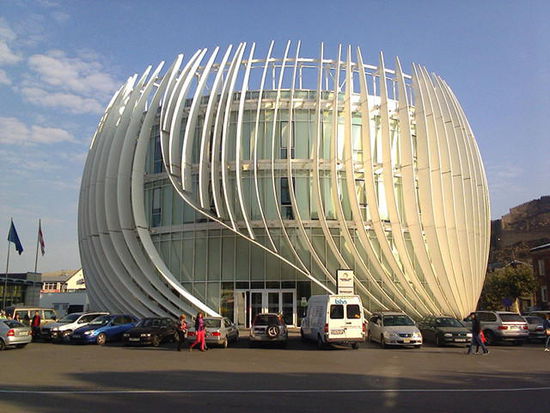 Das neue Bürgerbüro beim Markt von Gori. Eines der zahlreichen Beispiele, wie sich moderne Architekten austoben dürfen.