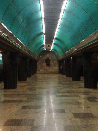 U-Bahnsteig. Einzelfahrt 0,50 L. (ca. 0,25 €).