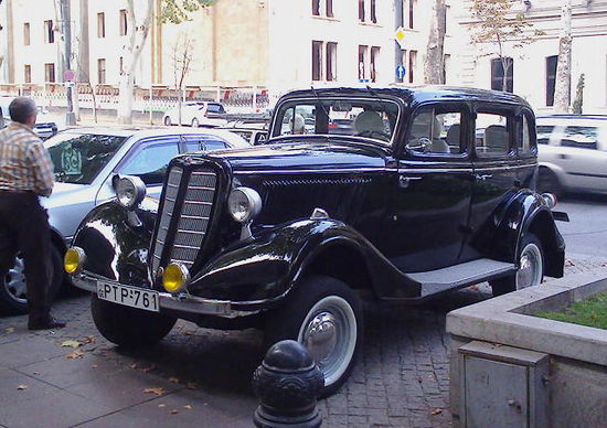Oldtimer aus Sowjetzeiten an der Vorzeige-Hauptstraße Rustaweli Ave.