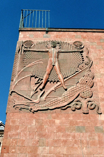 Sehr lebensnah das Relief an der Wand der Ararat-Branntweinfabrik.
