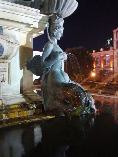 Ein wahrer Traum jeodoch diese Dame am Neptunsbrunnen von Batumi.