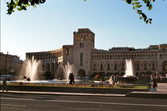 Das Statdzentrum bildet der Platz der Republik mit Regierungsgebäuden und Theater, sämtlich in einem lokalen rötlichen Sandstein gebaut.
