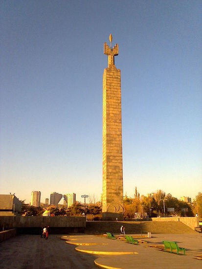 Die Krönung der Kaskade ist das Denkmal zur 50jährigen Mitgliedschaft Armenien in der Sowjetunion.