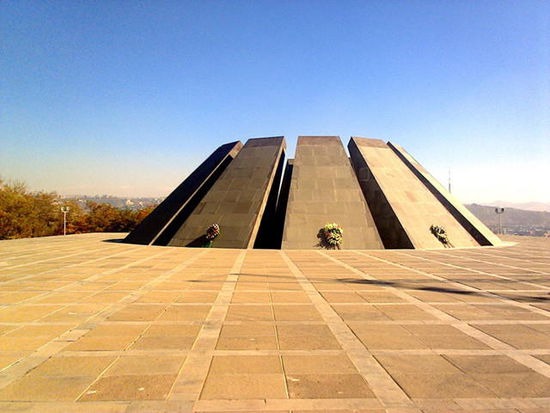 Mahmal für die, je nach Schätzung 300000 bis 1½ Mio., Opfer des 1915-7 ganz ohne Gaskammern höchst effizient durch die türkischen Ordnungskräfte ermordeten Armenier, die weite Teile Kleinasiens besiedelt hatten.