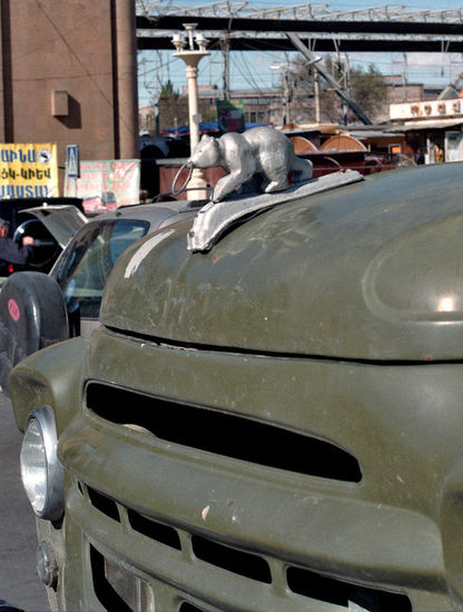 Russischer LKW-Oldtimer: Marke "Nasenbär" ?