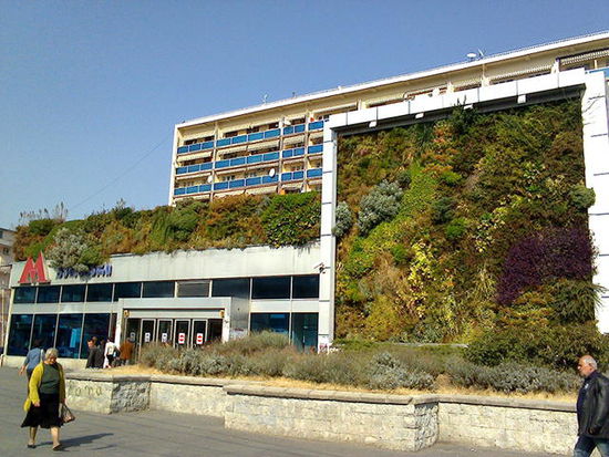 "Wandbegrünung" einer U-Bahnstation in Tiflis.