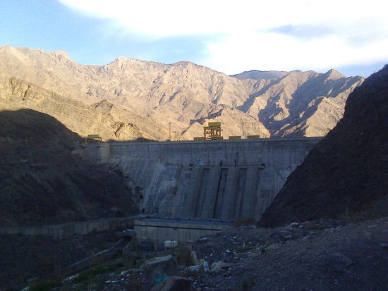 Staudamm des Wasserkraftwerks bei Kara-Köl an der Fernstraße M41.