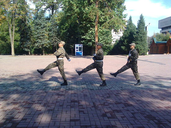 Wachablösung am Kriegerdenkmal in Almaty -- 20 m im Stechschritt.