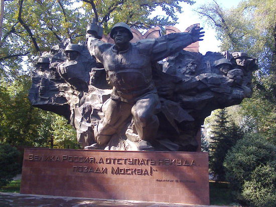 Sozialistischer Realismus am Kriegerdenkmal in Almaty.