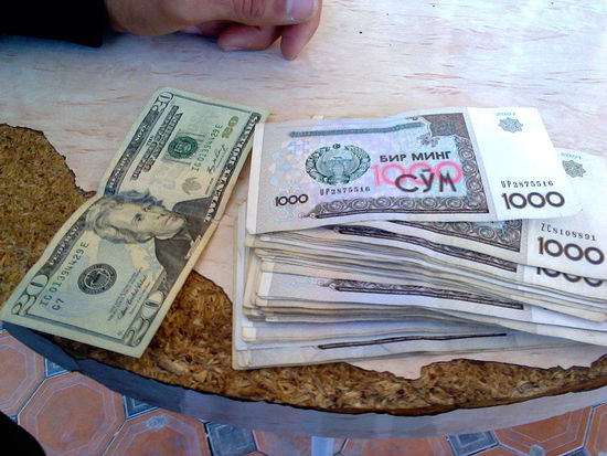 Soviel Scheine bekommt man für US$ 20 in Usbekistan. Es laufen fast nur 1000 S-Scheine (€ 0,30) um. (5000er, die größten gibt es erst seit 2013, sie sind selten).