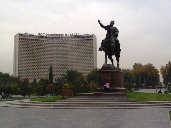 Monumentales aus Sowjetzeiten (Hotel Usbekistan) und heute, die Statue Tamerlans, dem Schlächter des 13. Jhdt. in dem Präsident Islam Karimow sein großes Vorbild sieht.