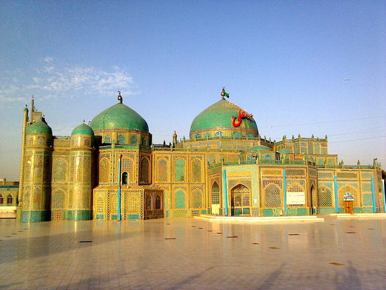 Das Imam-Ali-Mausoleeum und Moschee im Stadtzentrum von Masar. Zutritt für Ungläubige verboten.