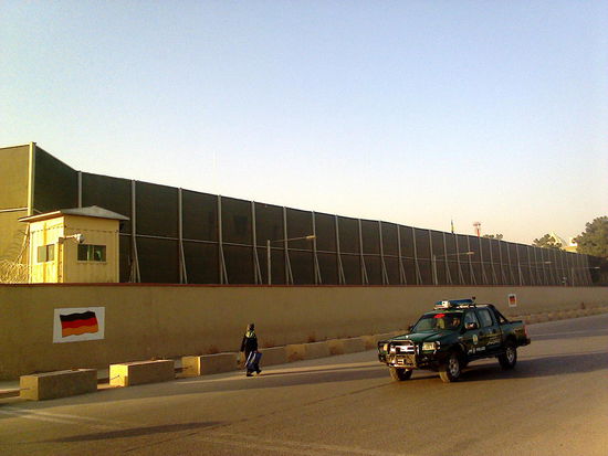 Das blickdicht zur Festung ausgebaute deutsche Generalkonsulat in Masar. Den Amis, das Gelände vorher gepachtet hatten, war es zu unsicher was sie nachdem sie $ 80 Mio investiert hatten, erkannten. Auffällig ist, daß sich zwar zu jedem gespendeten Kindergartenstuhl schnell Informationen im Netz finden, zu dem festungsmäßig ausgebauten deutschen Generalkonsulat aber, abgesehen vom Westerwell'schen Eröffnungstrip 2013 nichts.