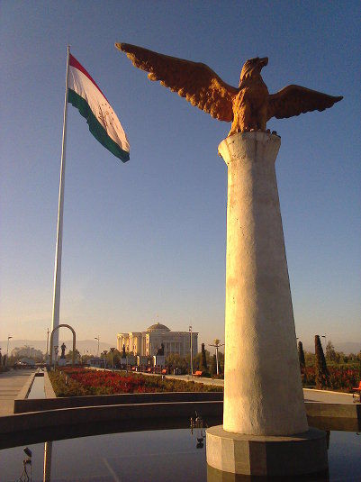 Vormals welthöchster Fahnenmast, Somomi-Denkmal, neuer Präsidentenpalast und Adler im Zentralpark von Dushanbe.