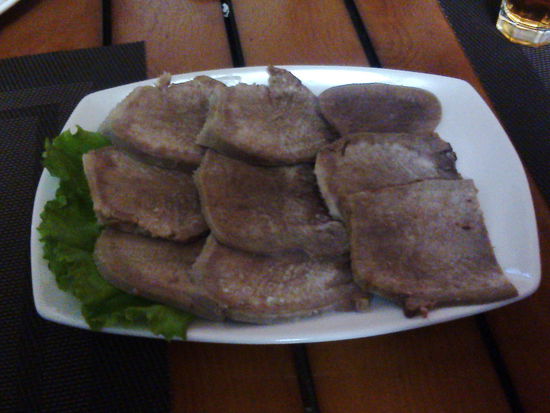 Gekochte Pferdezunge, deutlich weicher als Rind.