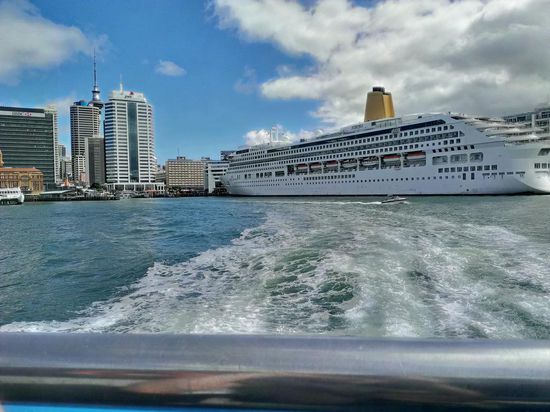 Im Hafen von Auckland , auf der Fähre Richtung Devonport