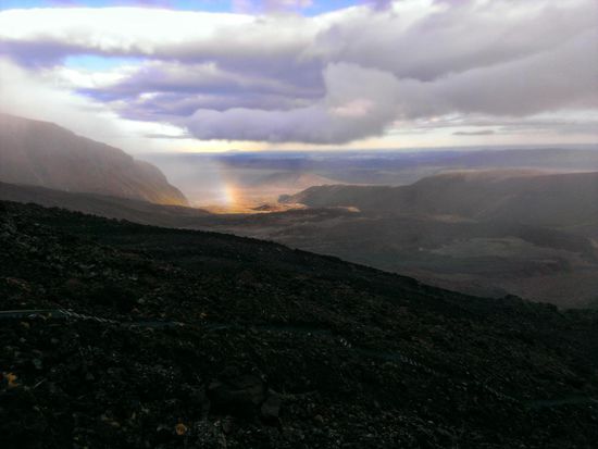 Die ersten Kilometer am "Devils Staircase", im Hintergrund Mount Taranaki, der Nieselregen verwandelt das Foto in ein Gemälde