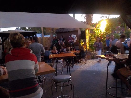 ... in einer Bar bei Livemusik und Bier.