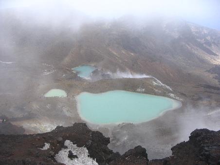 blick vom gipfel auf vulkanseen