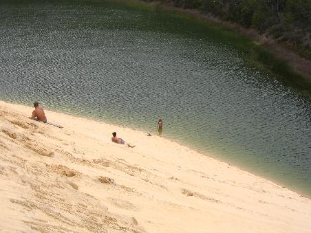 mit dem surfbrett die sandduenen runter in lake wabby, riesenspass!!