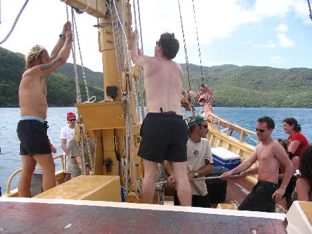 men at work (beim segel hochziehen)