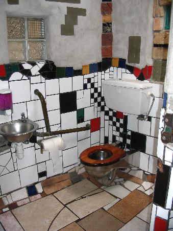 hundertwasser toiletten (f. hundertwasser hat in der ecke seinen lebensabend verbracht)