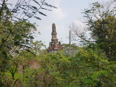 Reste der ehemaligen Stadt stehen überall rum
