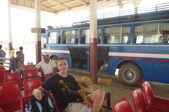 Am Busbahnhof von Luang Prabang, im Hintergrund steht schon unser Bus
Model Andenexpress 1956