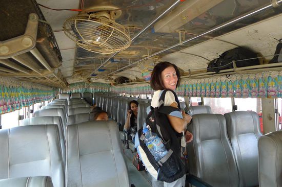 Offene Fenster, Ventilatoren an der Decke, laute laotische Musik - das scheint lustig zu werden-und keine Angst es wird noch voller.