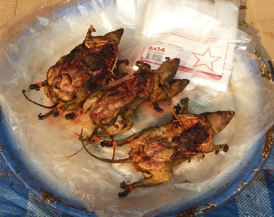 Der Markt bot neue Varianten des Genusses: wieviele gegrillte Ratten dürfen es sein?