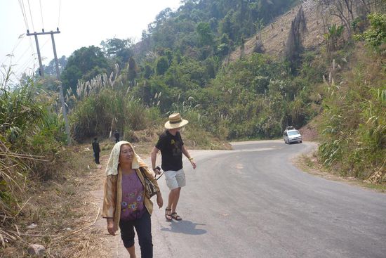Alles aussteigen, das Auto rollt erst einmal wieder rückwärts den Berg runter....