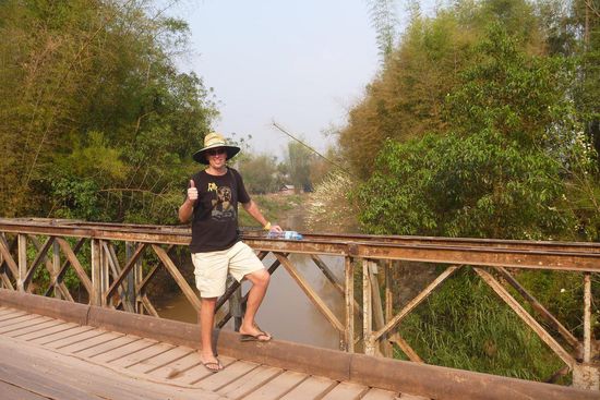 ...mit historischer Brücke über den Fluss....